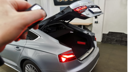 Audi_A5_F5_Heckklappe-schliessen_mit_Schlüssel